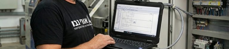 אורי נבו, מומחה בקרים מתוכנתים, מבצע תכנות ושדרוג למכונה במפעל